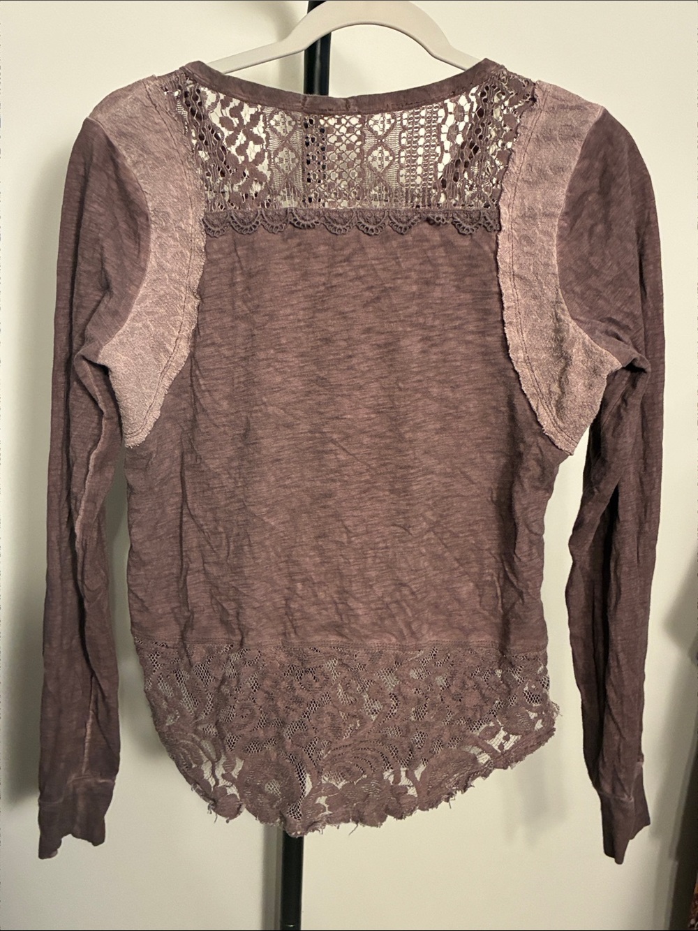 gimmicks by BKE Henley Style Top distressed lace mineral wash brown small - Picture 2 of 5